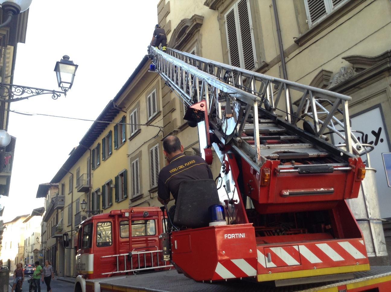 Cadono tegole, paura in via della Rinaldesca 
