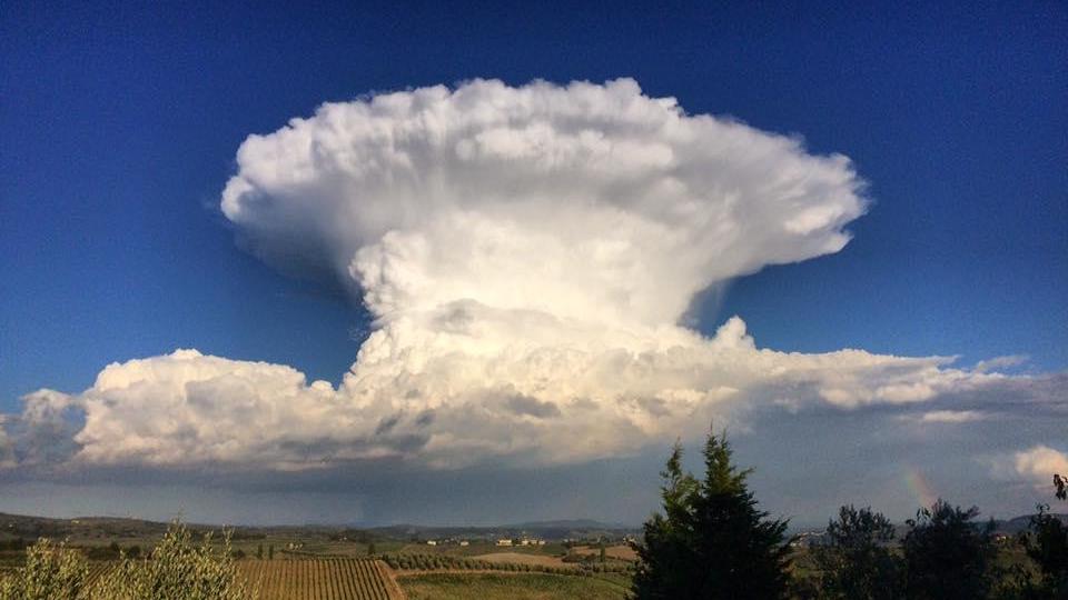 La strana nuvola sui cieli dell'Empolese (foto Nicola Pezzatini)