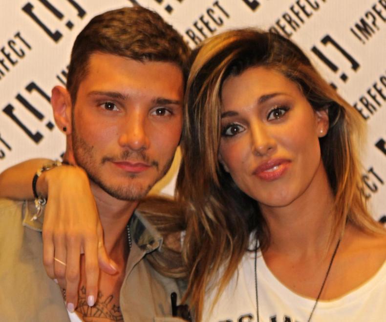 L’ex di Belen, Stefano De Martino a Calafuria incontra i fan