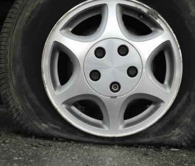 Gomme tranciate all'auto in sosta a Lido di Camaiore