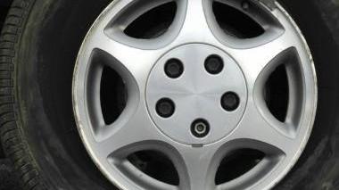 Gomme tranciate all'auto in sosta a Lido di Camaiore