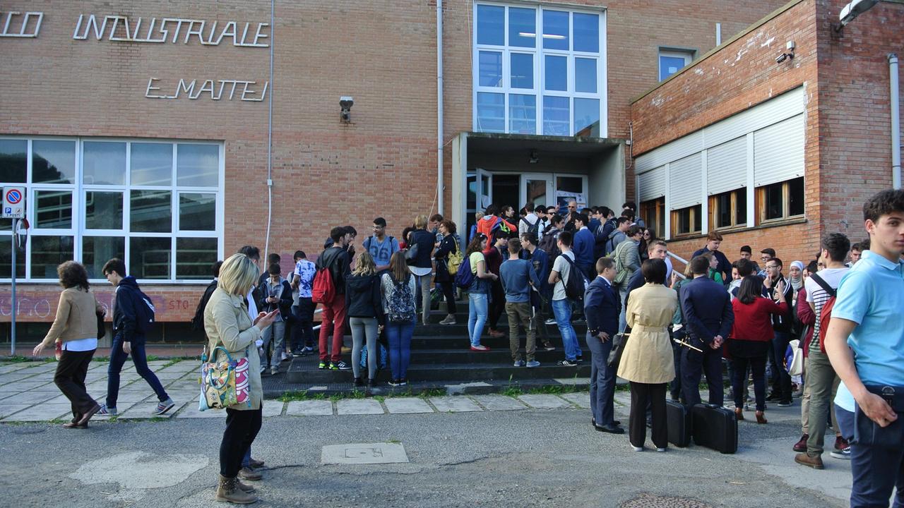 Studenti fuori dal Mattei