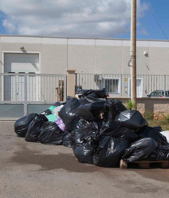 Panificio “assediato” dai rifiuti ad Alghero 