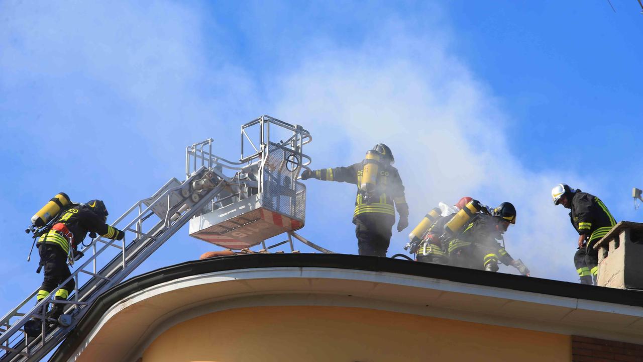 Reggio Emilia, incendio in un palazzo: paura in via Melato