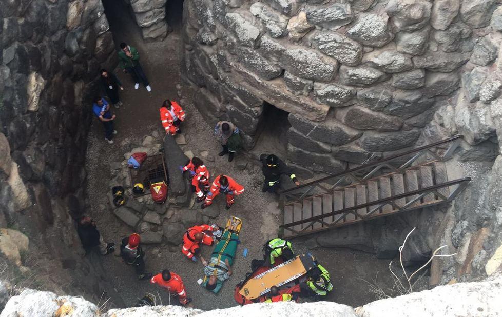 Cade nel nuraghe, salvata dai vigili 