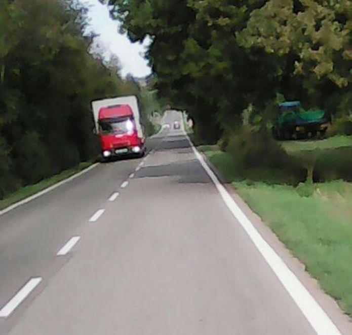 Gettano i cassonetti in strada 