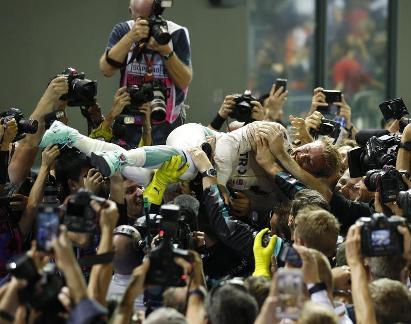 Rosberg domina, vola in testa al mondiale 