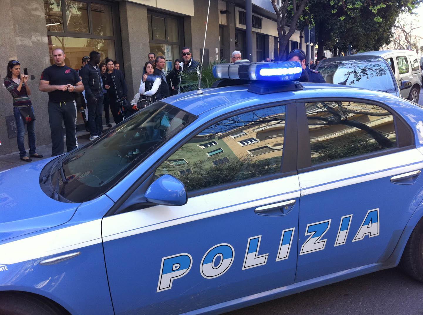 Cagliari, cane incastrato in un cancello: la polizia lo salva