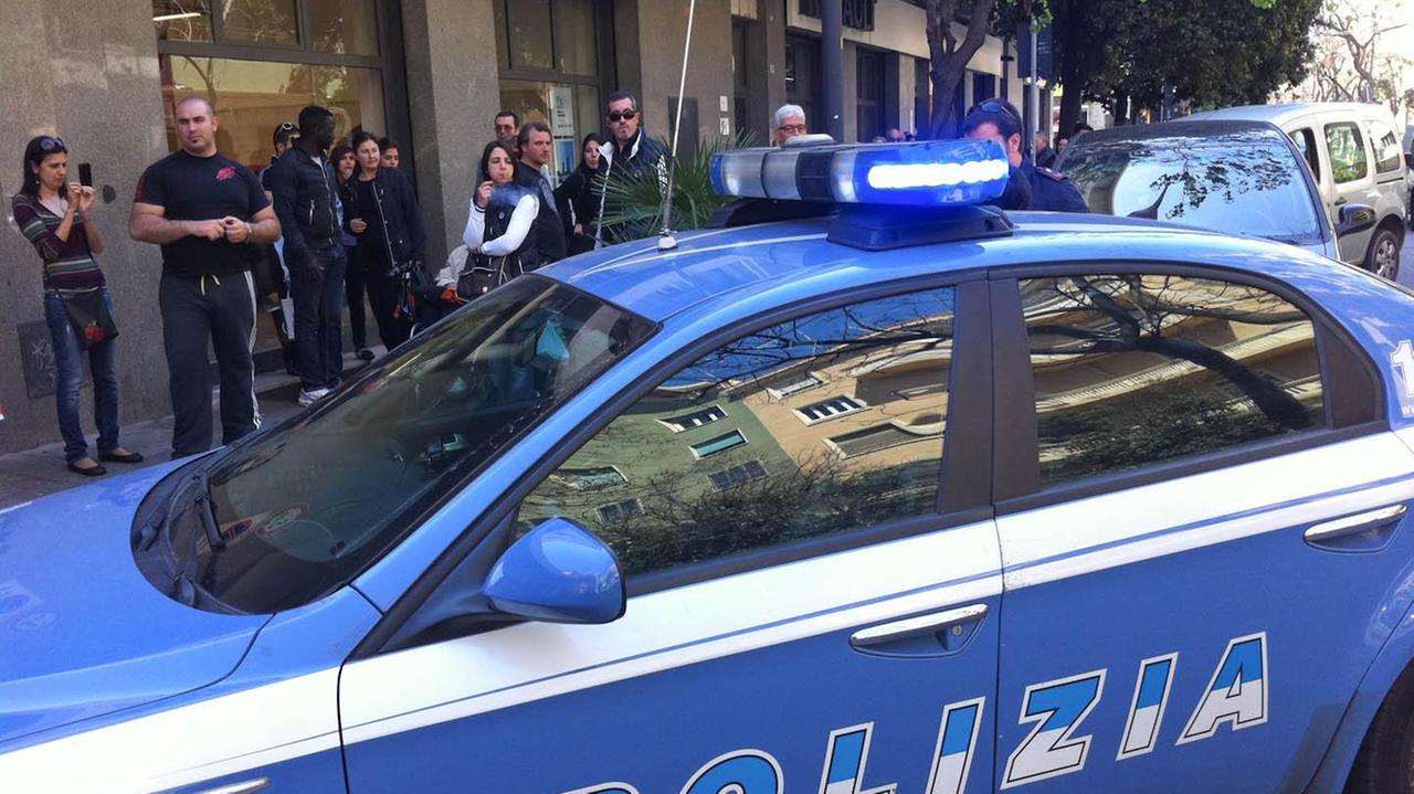 Cagliari, cane incastrato in un cancello: la polizia lo salva