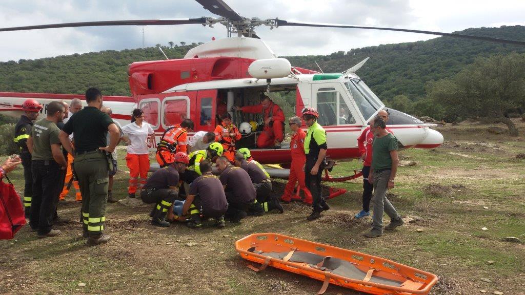 Siurgus Donigala, cade mentre raccoglie noci: soccorso con l'elicottero