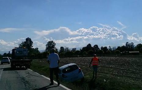 Auto sbanda e finisce nel fossato 
