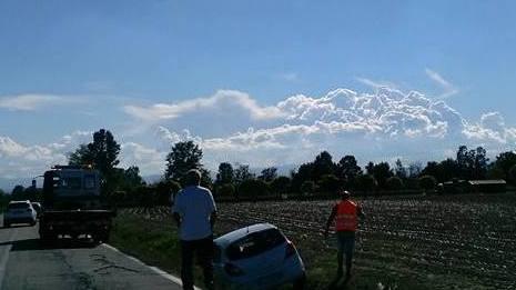 Auto sbanda e finisce nel fossato