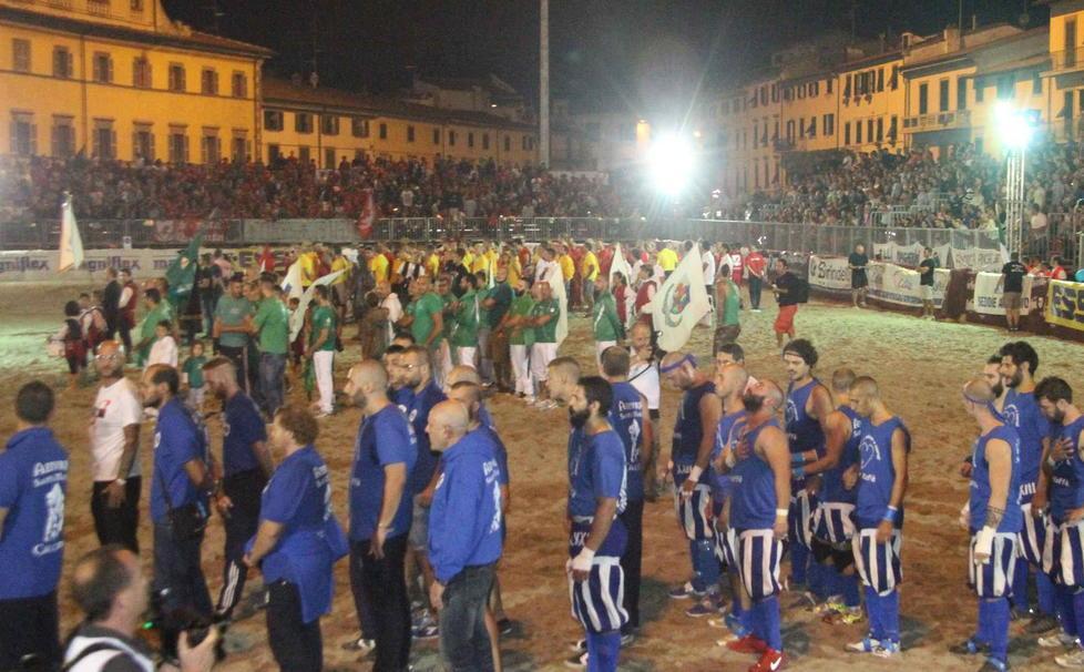 Palla Grossa, in piazza del Mercato 