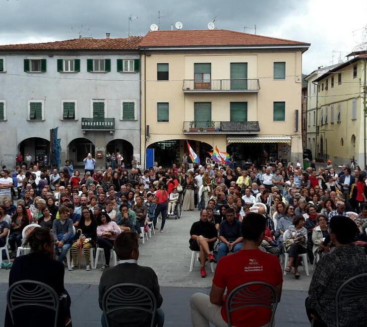 La prima coppia che sfida la sindaca 