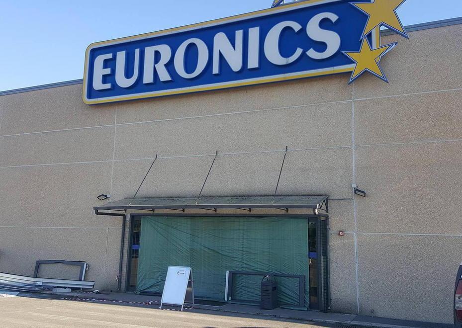 Assalto all’Euronics con il furgone 