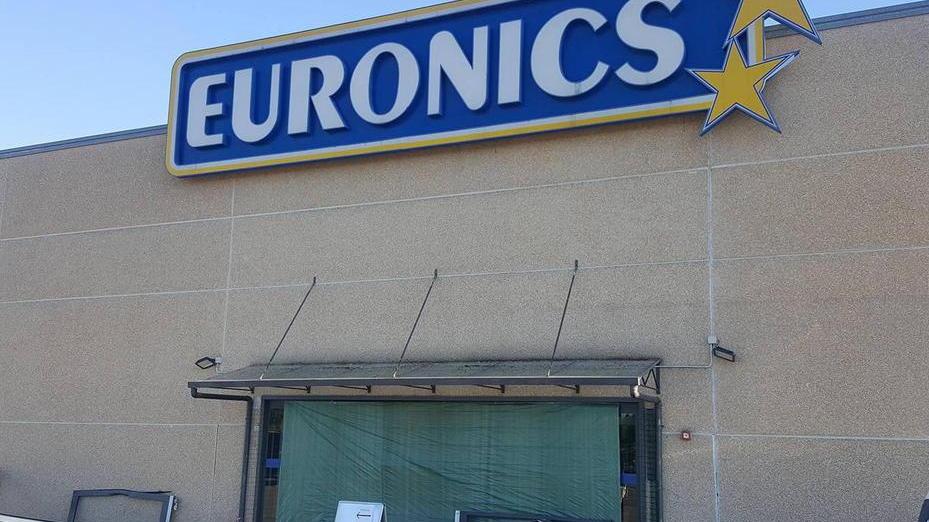 Assalto all’Euronics con il furgone