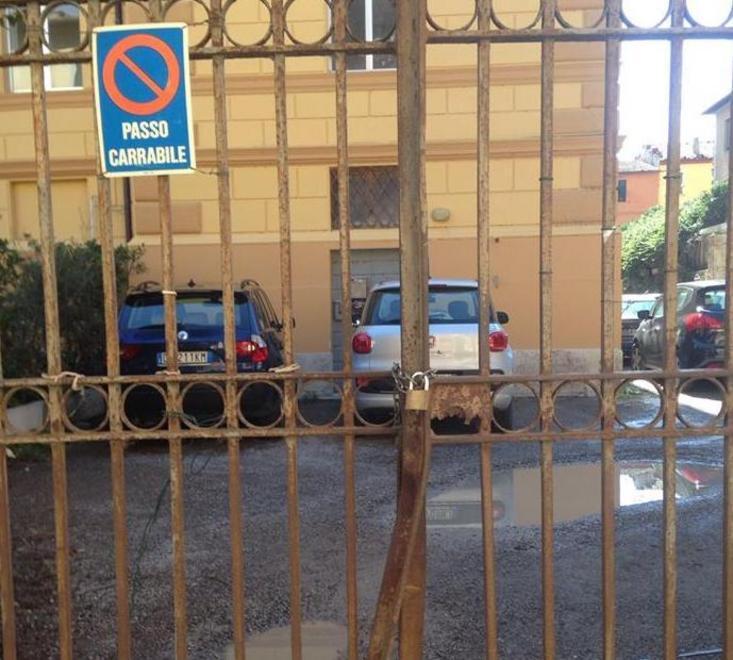 Baccarini, cancello chiuso Le lamentele del vicinato 