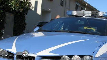 Strattona e minaccia la madre