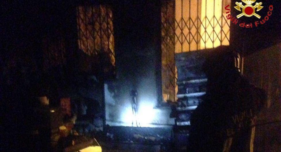 Incendio in un negozio di generi alimentari a Lei 