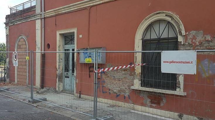 Murati gli ingressi nella vecchia stazione dei treni