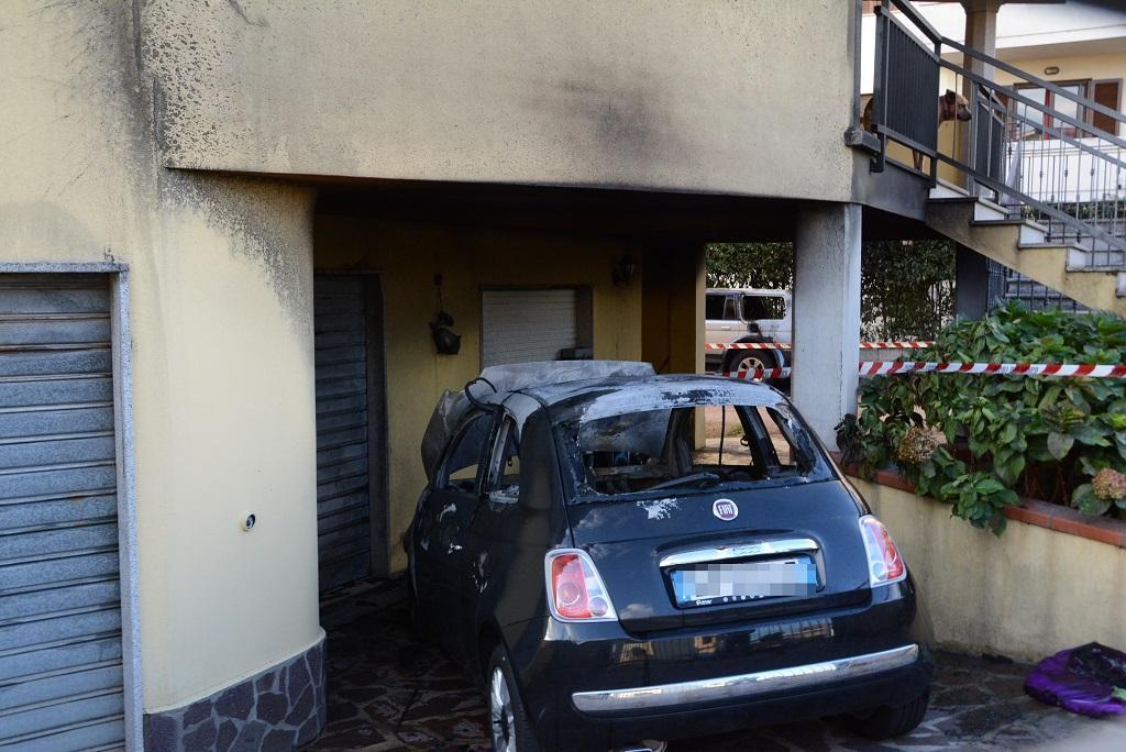 Una delle auto incendiate in via Ghiberti a Olbia (foto Gavino Sanna)