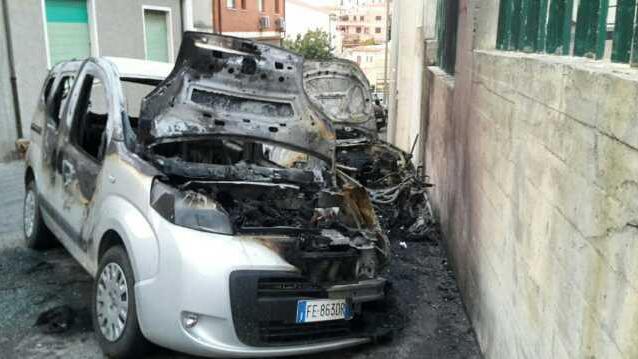 La Maddalena, due auto incendiate nella notte