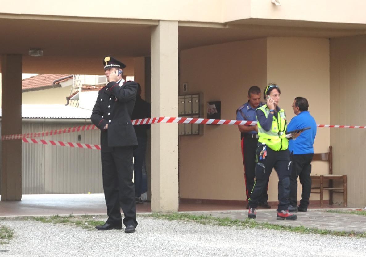 I carabinieri sul luogo dell'omicidio ad Agliana (Foto Gori)