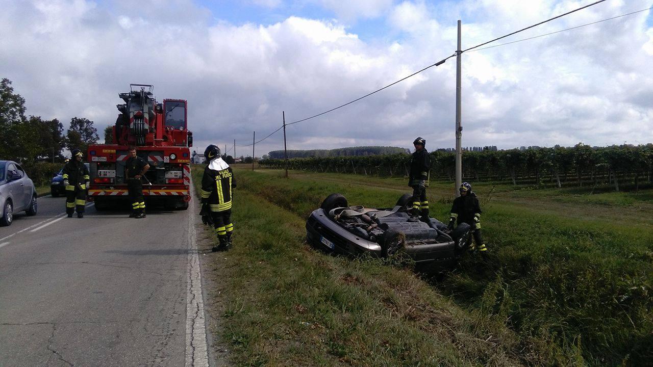 Correggio, finisce fuori strada e l'auto si capovolge 