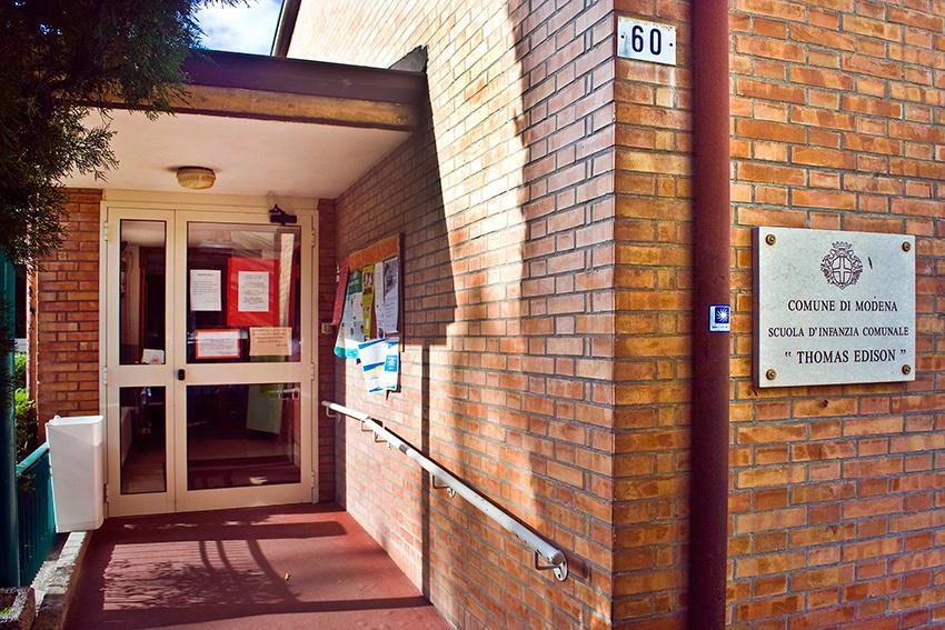 Ladri e vandalismi nella scuola dei bimbi a Modena