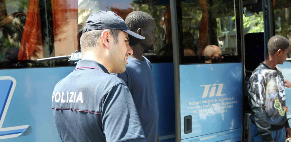 Profughi, ora il Comune ingaggia le coop e i circoli 