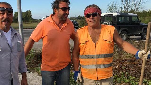 La sindaca sale sulla ruspa insieme ai consiglieri
