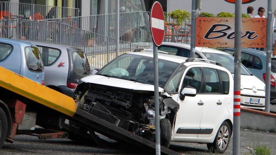 Scontro tra due auto sulla Lodovica