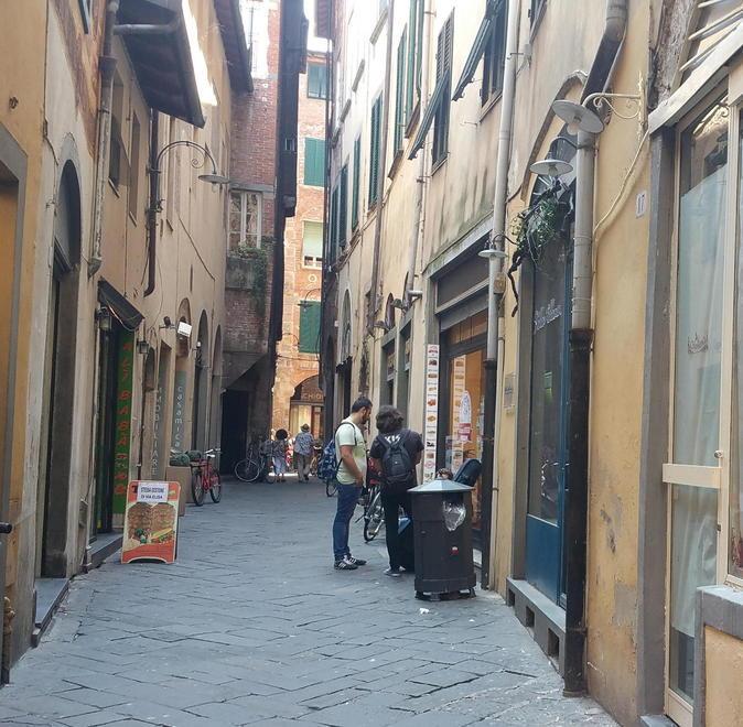 «Due negozi chiusi ogni tre giorni» l’allarme della Cgil 