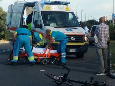 Un ciclista travolto dall’auto 