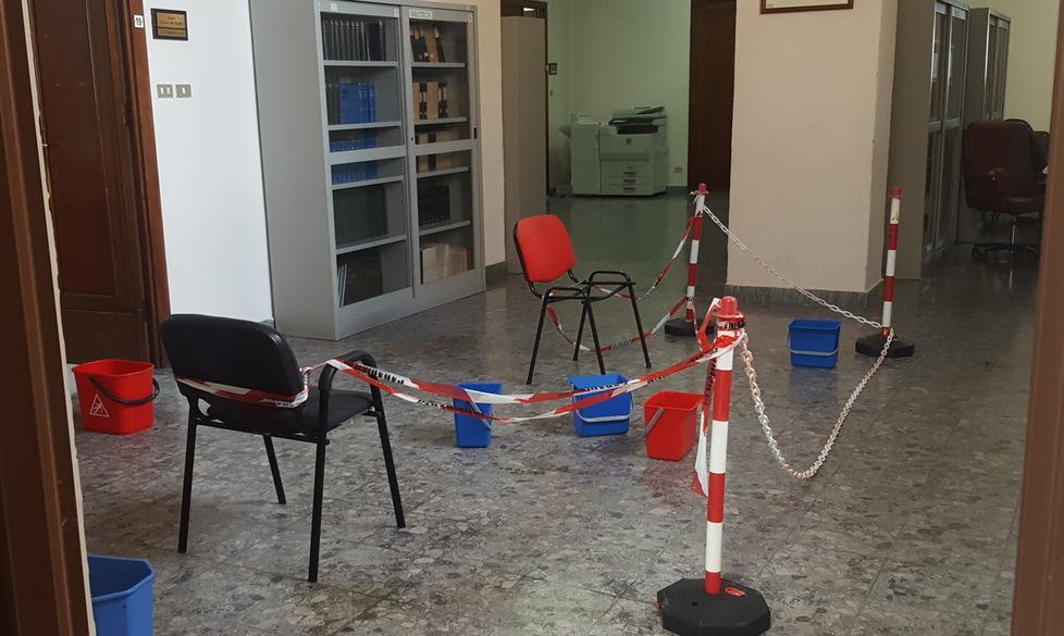 In Procura piove, corridoi allagati