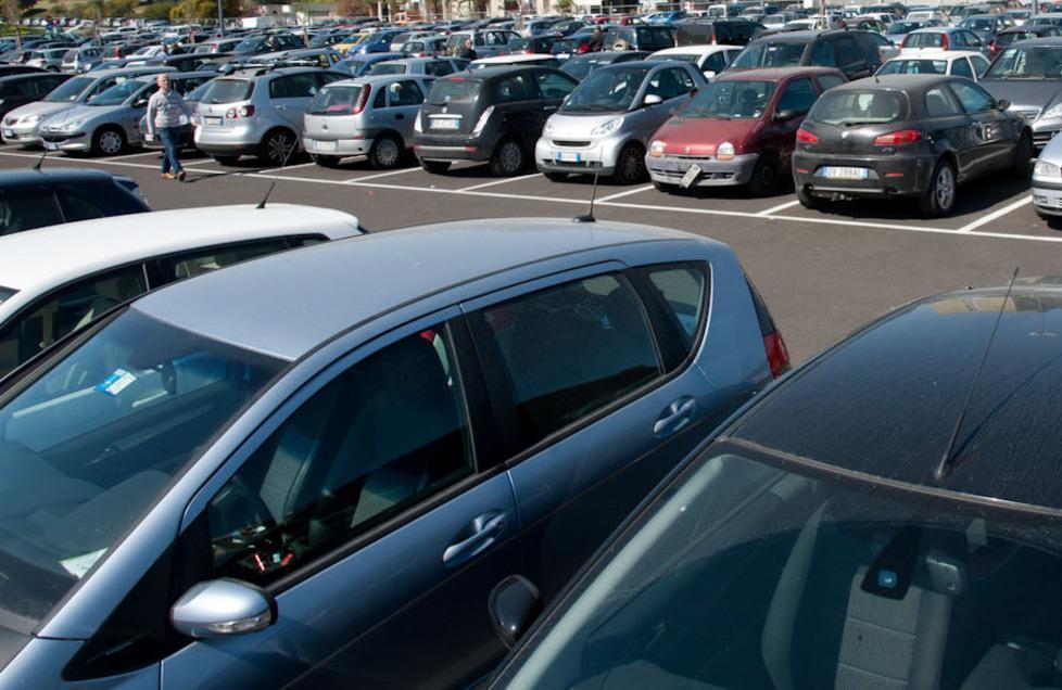 La vicina troppo furba da 18 anni parcheggia nel terreno conteso