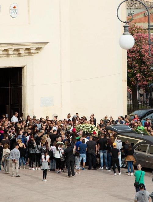 Una folla per dire addio ai tre ragazzi 