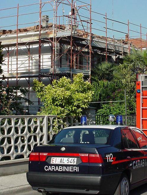 Spaccano un’auto in sosta e rubano cellulare e occhiali