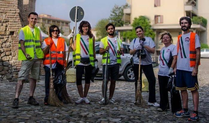 Sindaco e maggioranza ripuliscono le strade