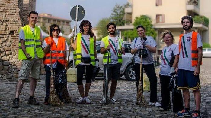 Sindaco e maggioranza ripuliscono le strade