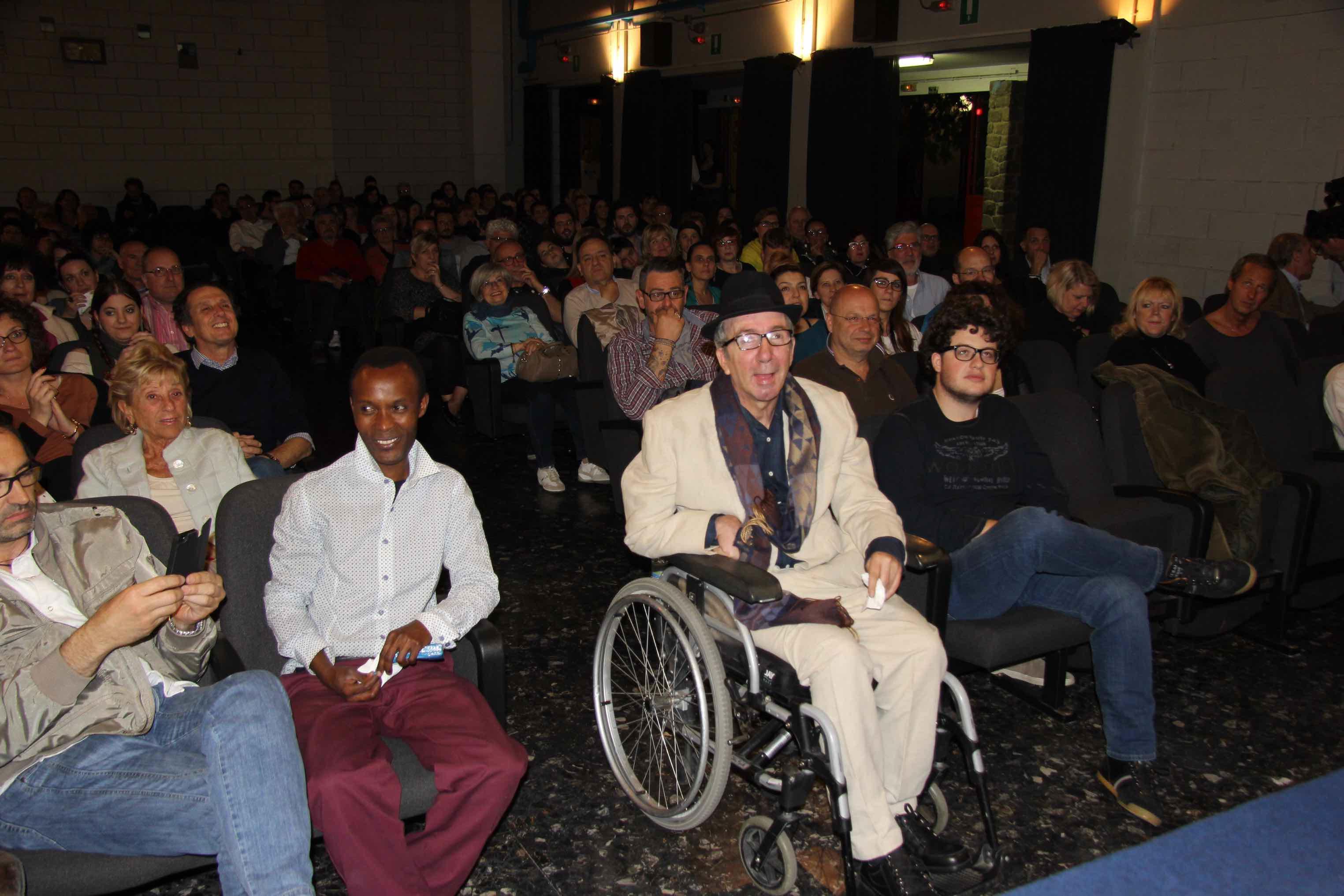 Francesco Nuti al Terminale insieme al badante Patrick (foto Batavia)