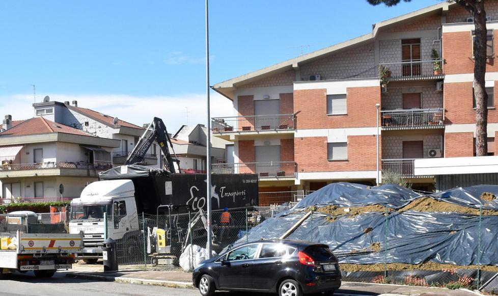 I lavori di rimozione della terra contaminata dall'ex distributore Total-Erg di viale Michelangelo (foto Agenzia Bf)