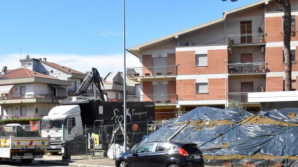 I lavori di rimozione della terra contaminata dall'ex distributore Total-Erg di viale Michelangelo (foto Agenzia Bf)