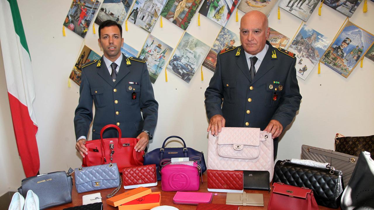 Alcune delle borse sequestrate dalla Guardia di finanza di Viareggio (foto Ciurca/Paglianti)