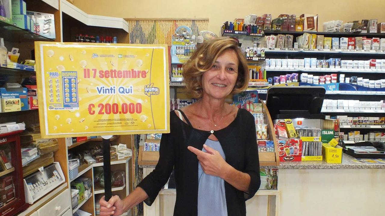 Maria Francesca Bernardini col cartello appena ricevuto da Lottomatica che conferma la vincita (PaBar)