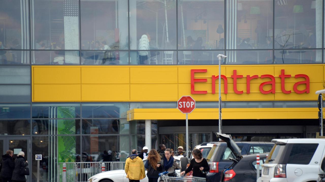 L'ingresso del negozio Ikea a Pisa