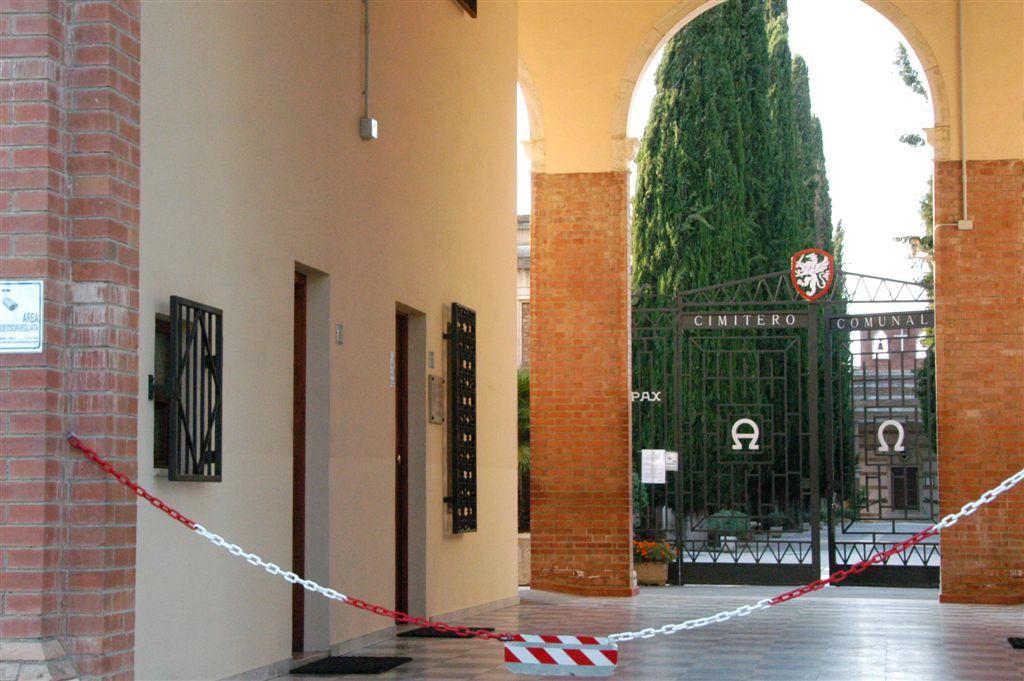 L'ingresso del cimitero di Sterpeto