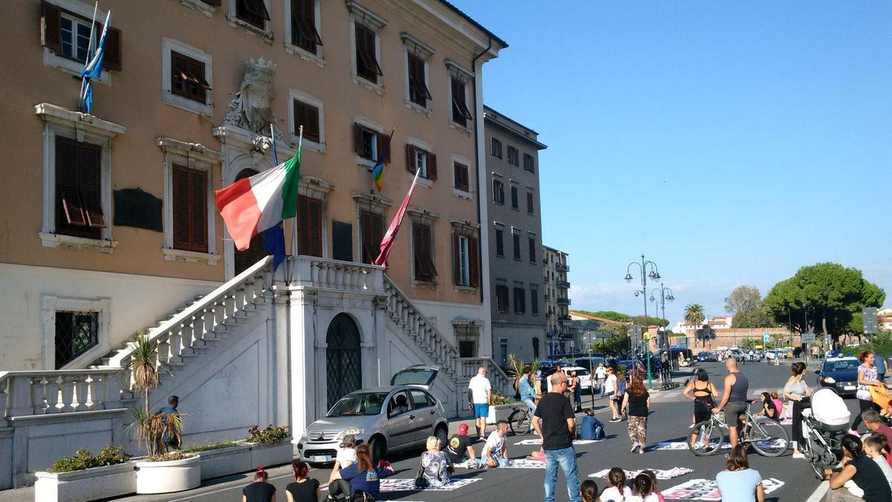 Emergenza casa e sfratti, doppia protesta davanti al Comune con sit in strada e blocco del traffico