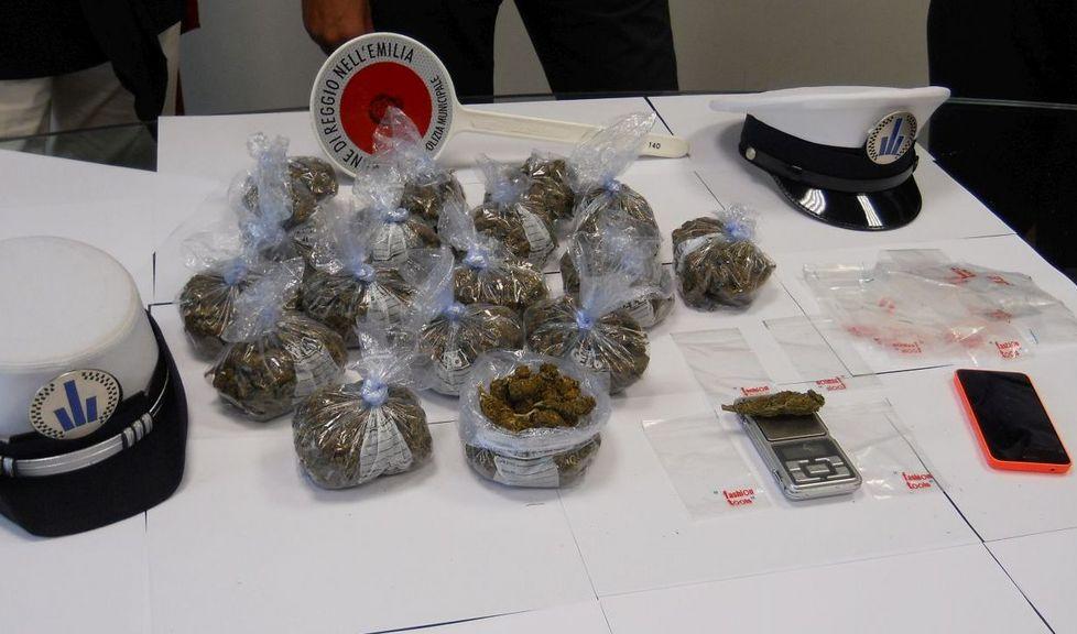 Lanciano un chilo di droga dalla finestra ma la gettano in testa agli agenti 