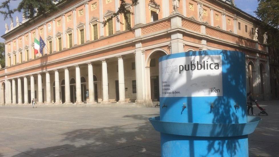 Fontana di Iren, l’obbrobrio celeste si sposta davanti al Valli